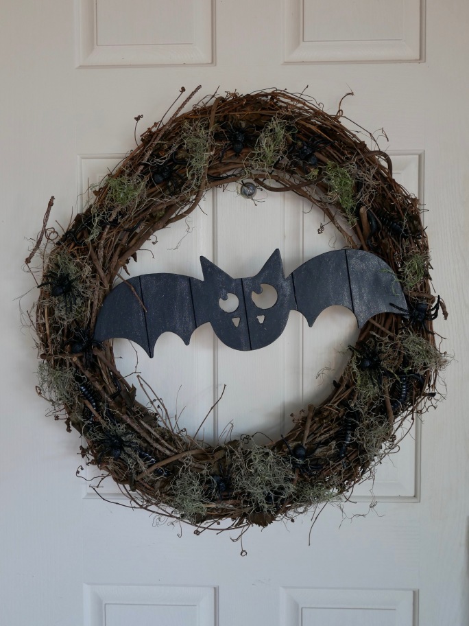 DIY Creepy Crawly Halloween Wreath {Details Blog}